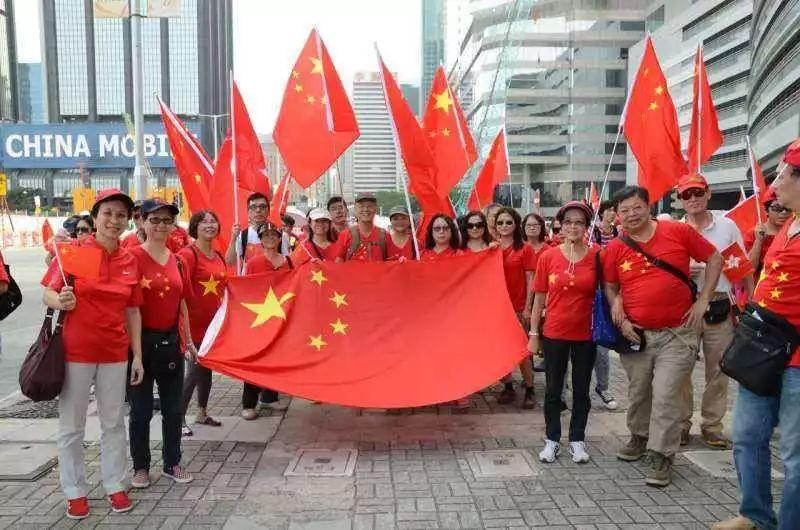 探索未知世界,与北中医学生操场摆桌交流把脉,如何看待学生们的做法?这样做有什么意义?一起问答